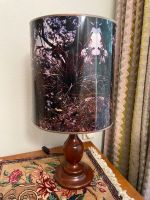 Tisch-Lampe Holzfuss mit bedrucktem Schirm Vintage