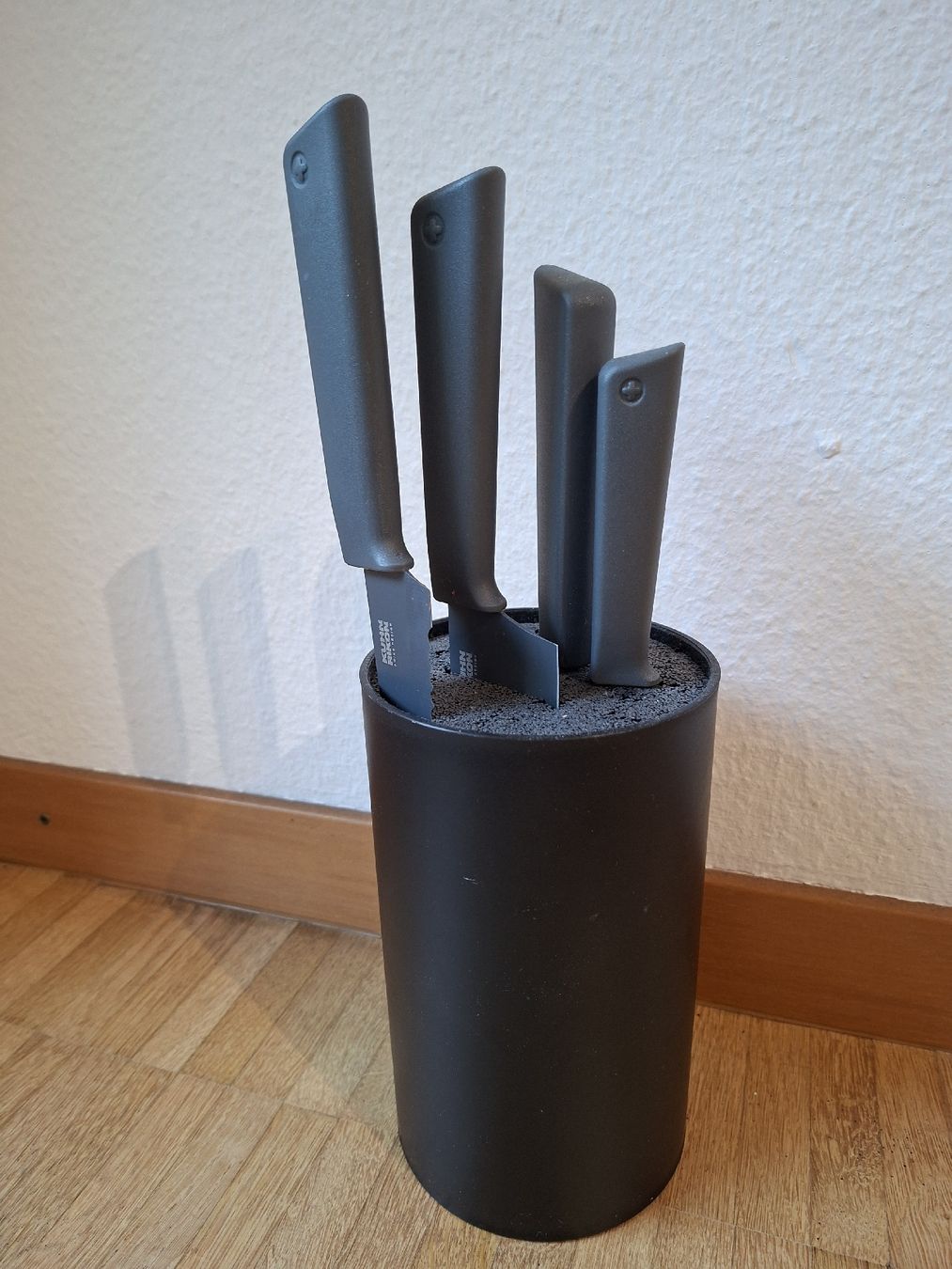 Elettrodomestici da cucina: Messerblock mit 4 Messern dunkles Grau guter Zustand – Usato da Olten venduto da jea_x2tk