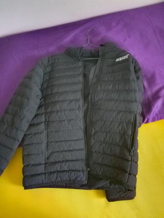 Gute, schwarze Übergangsjacke