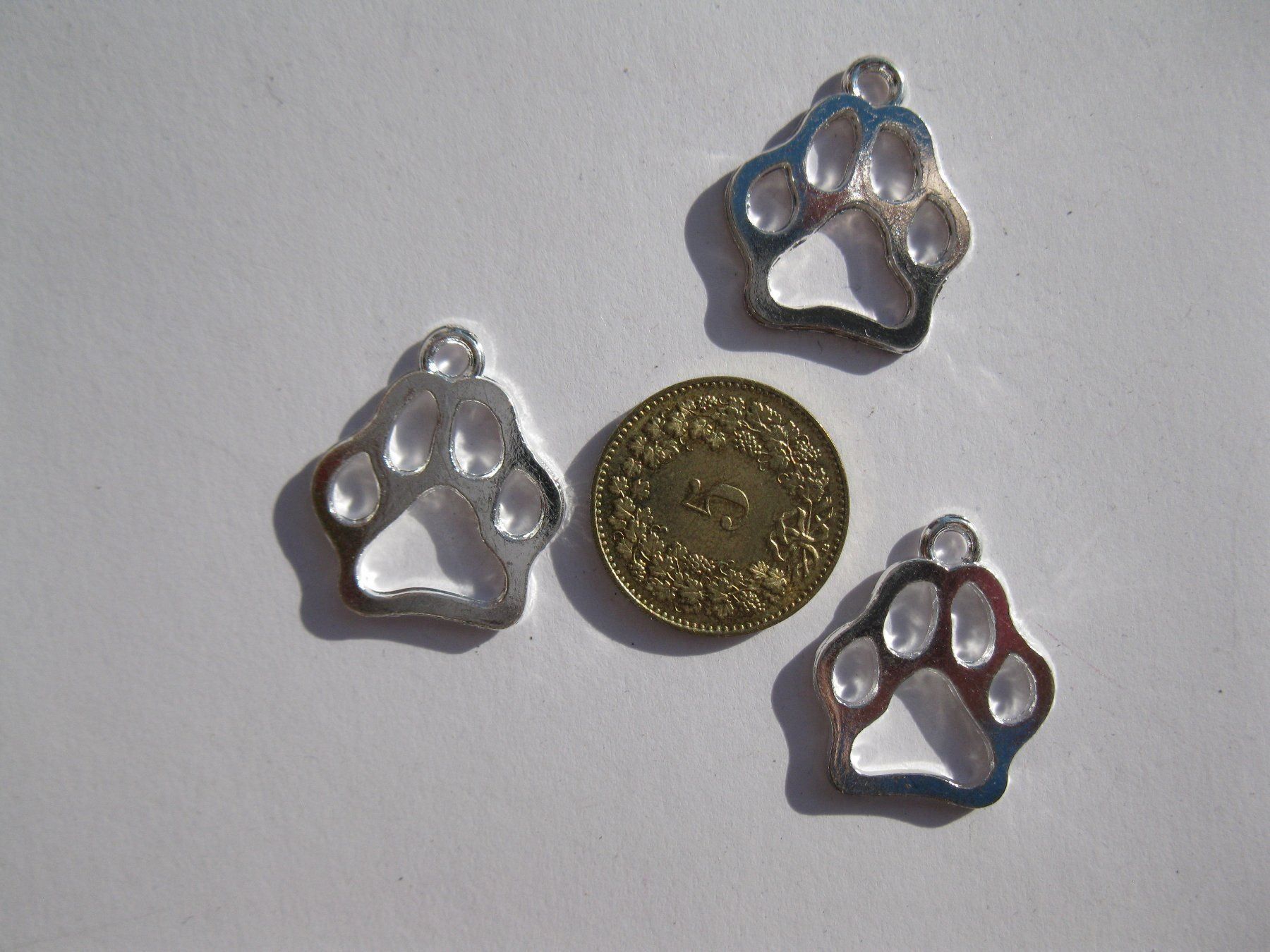 Perle (finte): 4 Anhänger Pfote, Hund, Katze, versilbert – Nuovo e nell'imballaggio originale da St. Margarethen TG venduto da LuanaKa 1