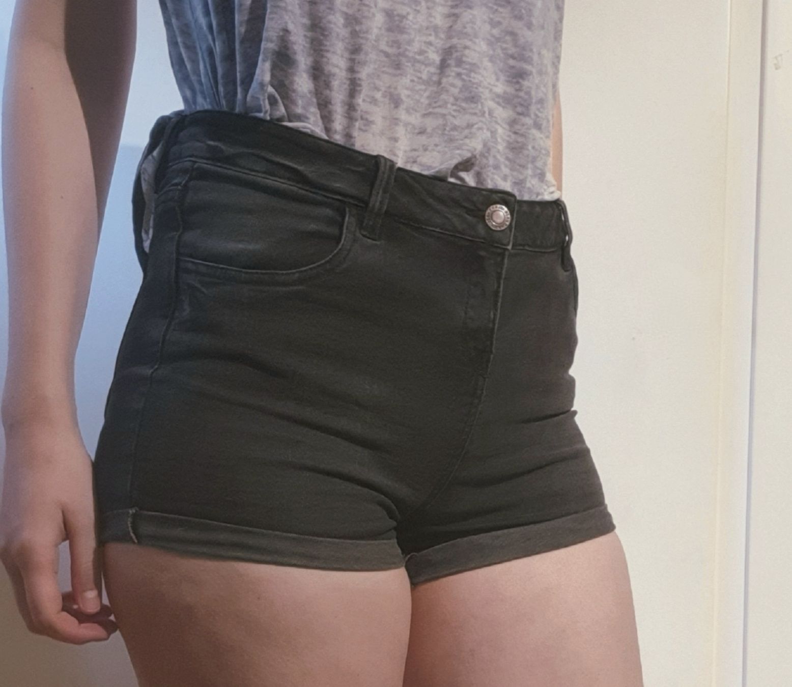 Pantalons: short noir Island Haze – D'occasion à Tavannes par lanimeyl