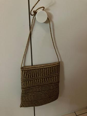 Borsa etnica intrecciata con apertura particolare