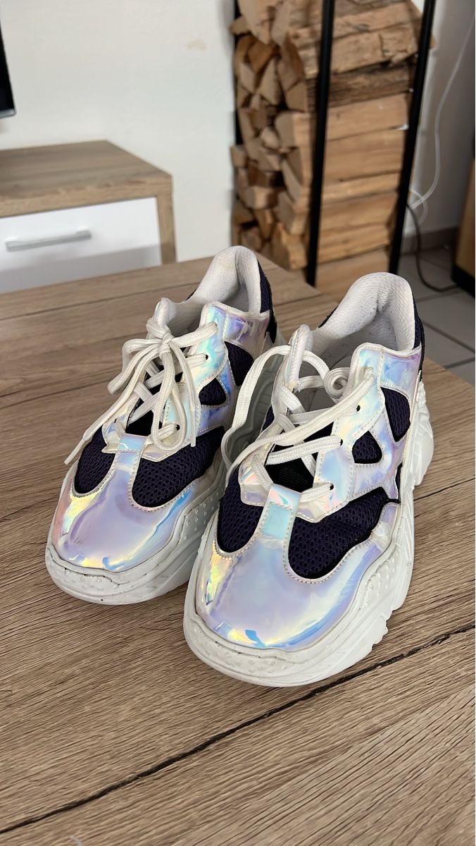 Scarpe da donna: Damenschuhe Sneaker glänzend Grösse 38 – Usato da Diegten venduto da kip_wg9z
