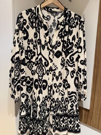 ZARA Kleid schwarz weiss gemustert Groesse L neuwertig