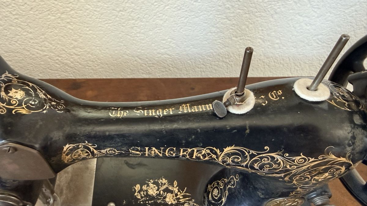 Tutte le decorazioni: echte alte Singer-Tret-Nähmaschine – Usato da Suhr venduto da Seri014 1