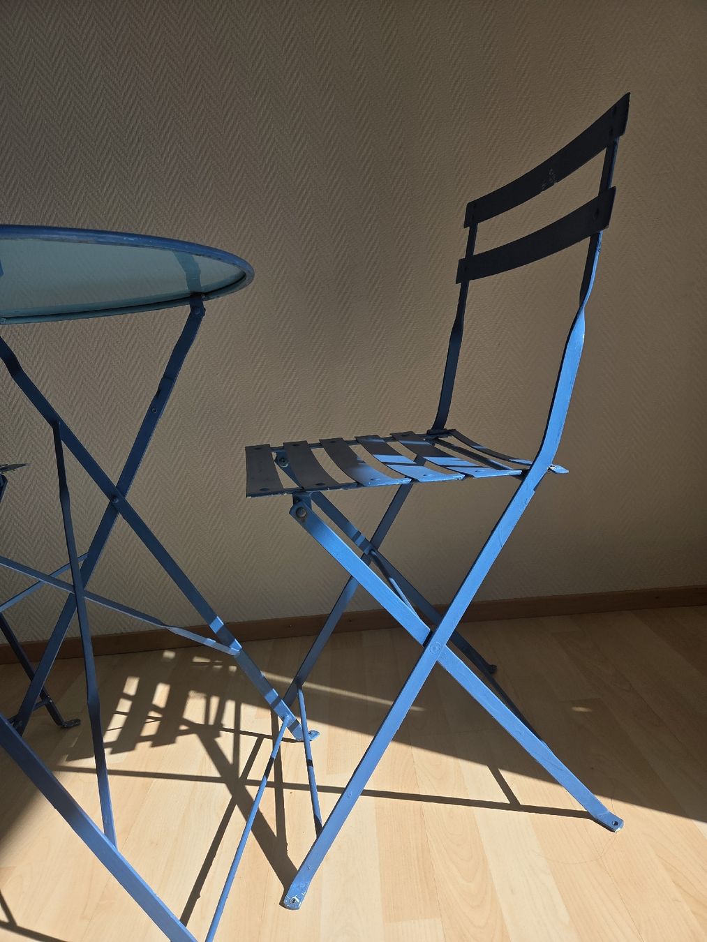 Tische: Tisch + 2 Stühle  – Gebraucht aus Zürich von vec_6r9d 1
