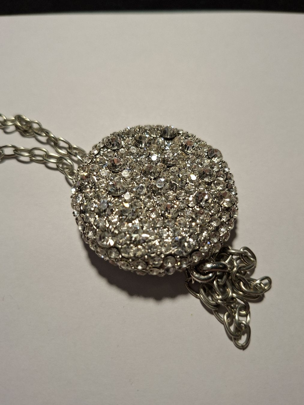 Colliers: Silberfarbene Kette mit glitzerndem Anhänger – D'occasion à St. Gallen par Jawals 2