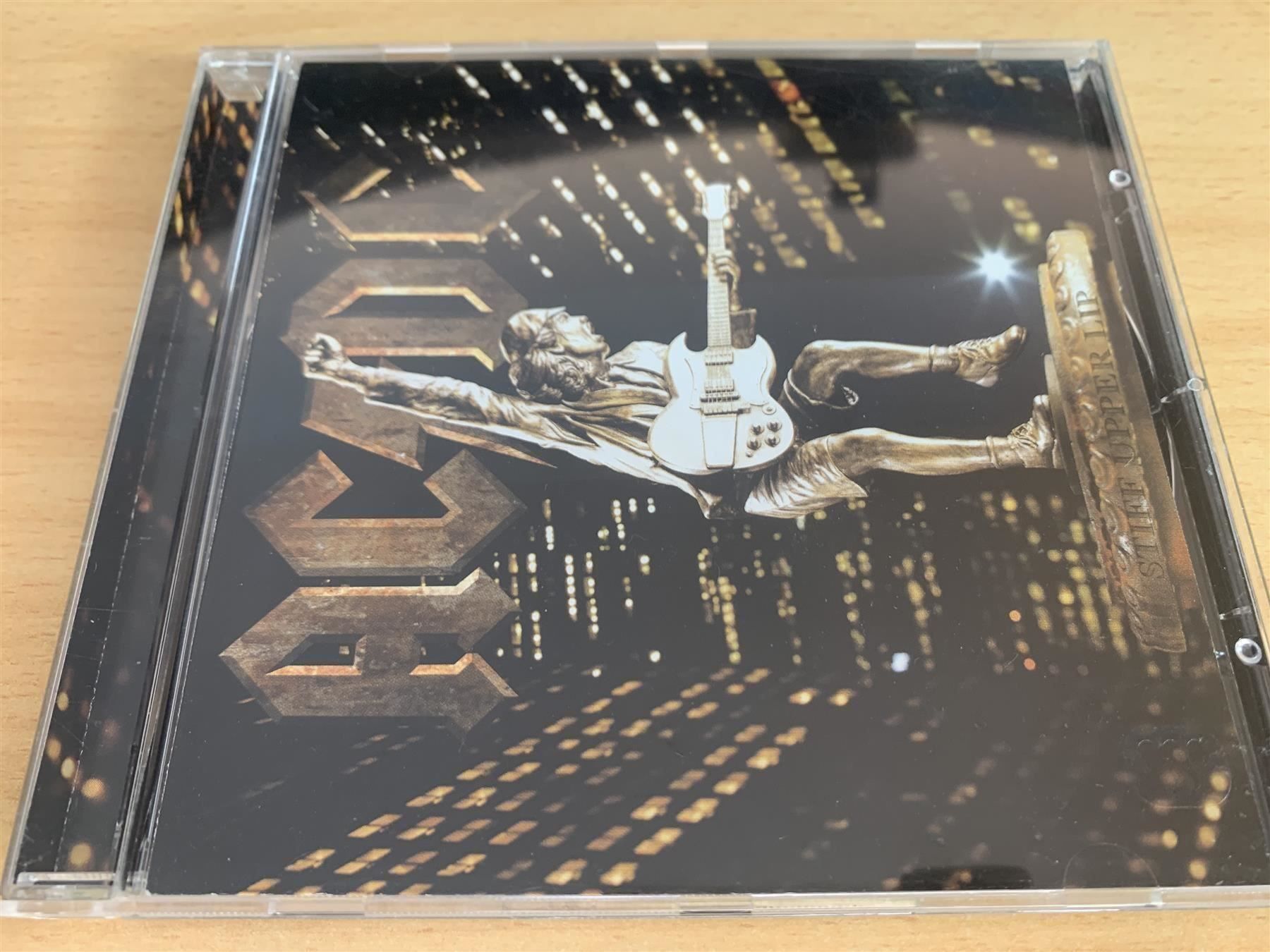 CD: AC/DC – Stiff Upper Lip – Usato da Rikon im Tösstal venduto da Alpenmutz