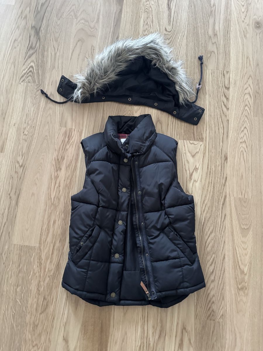 H&M Gilet & Giacche senza maniche: Winter Weste mit Kapuze, Grösse 34 – Usato da Köniz venduto da blacksofa