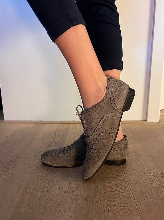 Scarpe da donna: 2 Paar Lederschuhe Grösse 39 – Usato da Zollikerberg venduto da WineInvest 1