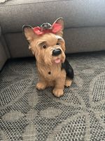 Chien décoratif interactif en plastique – avec nœud rouge –