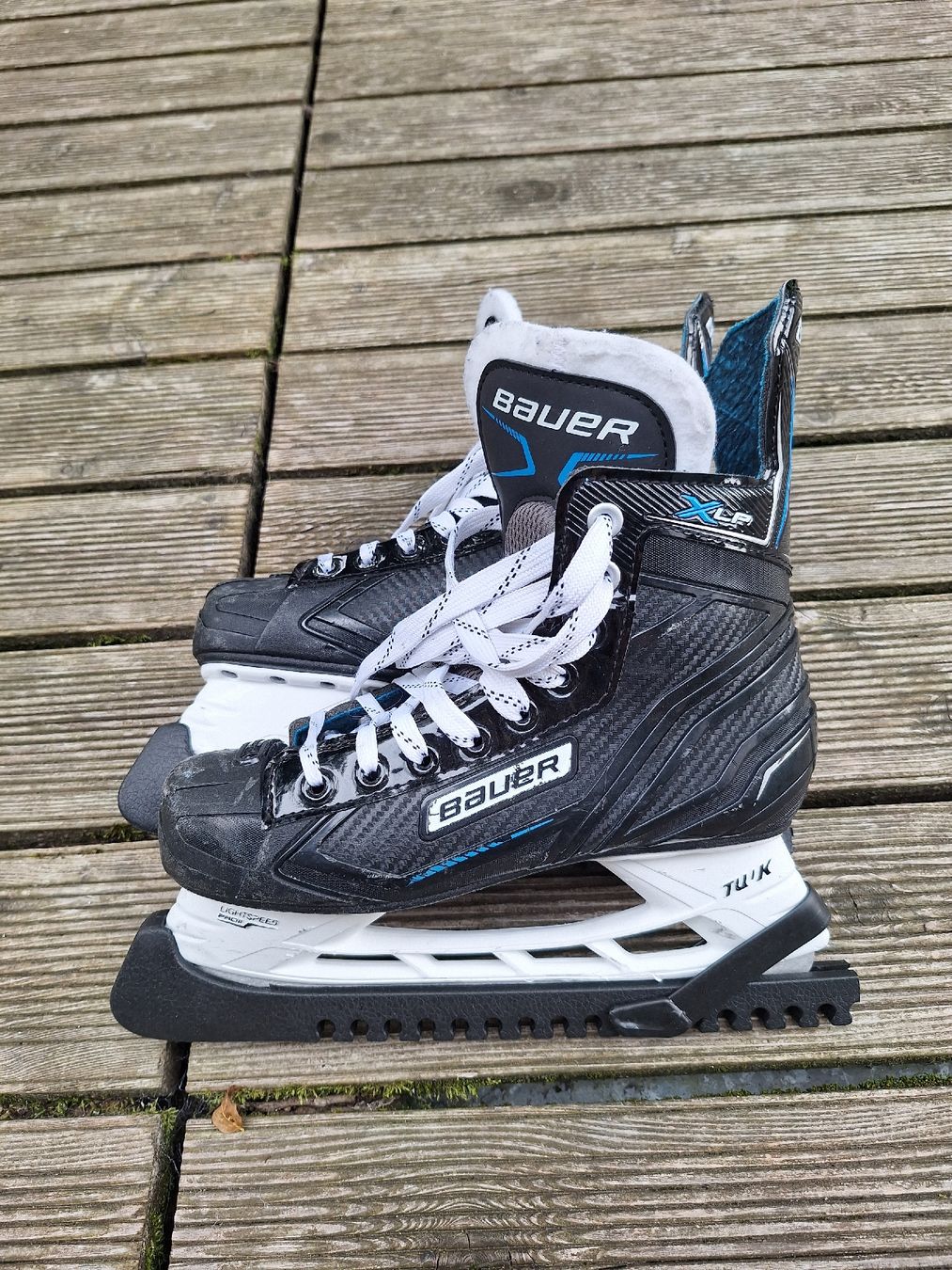 Bauer Pattini da ghiaccio: Bauer Schlittschuh Grösse 38.5 mit Kufenschutz – Usato da Trub venduto da MLSmash