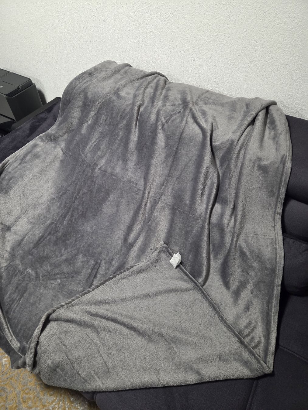 Decken: Kuscheldecke / Tagesdecke grau 200x130cm – Gebraucht aus Bülach von DontPushTheButton