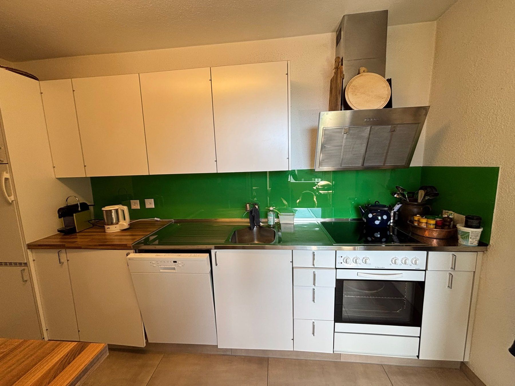 Cucine complete: Weisse Einbaucküche mit Elektroluxgeräten – Usato da Würenlos venduto da Rekalo 6