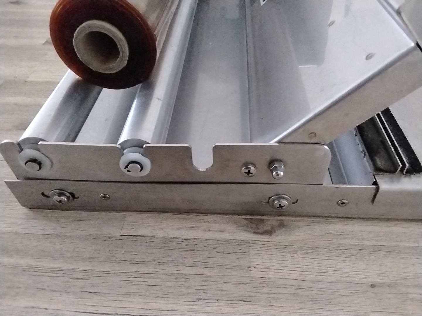 Komplettküchen: FOLIENABROLLER mit integrierter Schneidevorrichtung – Gebraucht aus Weisslingen von venditrice52 2