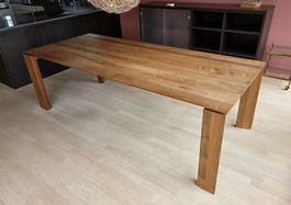 Massiver Holztisch aus Nussbaum - sehr gepflegt