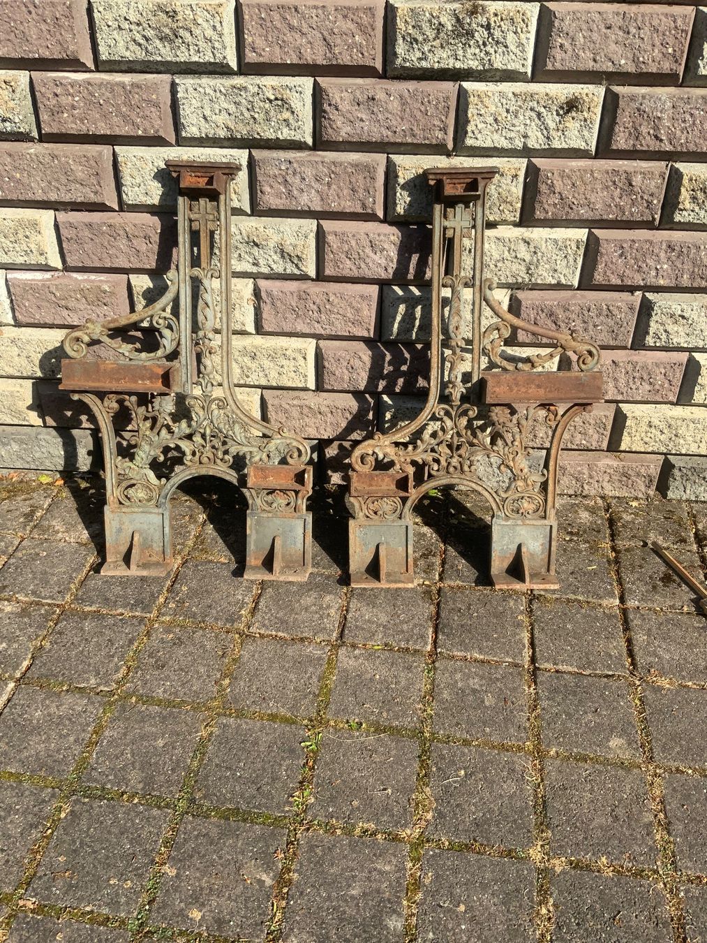 Altri mobili d'antiquariato: Antike Gusseiserne Kirchbankfüsse – Usato da Willisau venduto da Minali