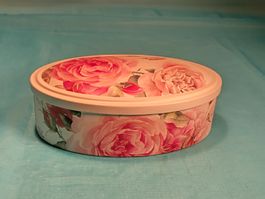 Ovale Blechbüchse, weiss mit Rosen