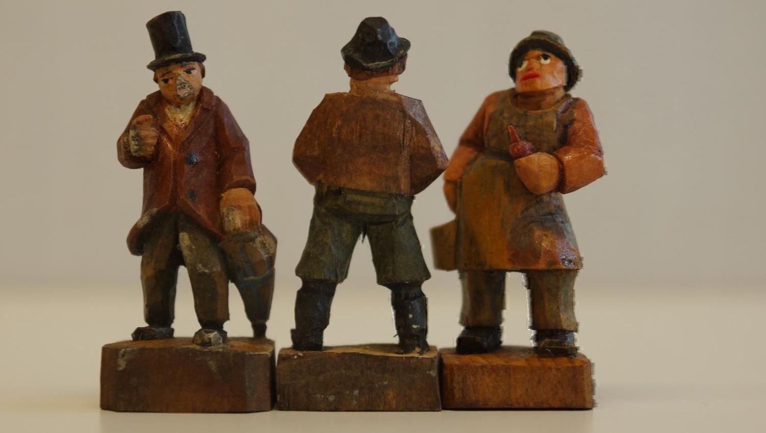 Sculture & Statue: 3 Männer, geschnitzt – Nuovo e nell'imballaggio originale da Brienz BE venduto da P.Edelweiss 2