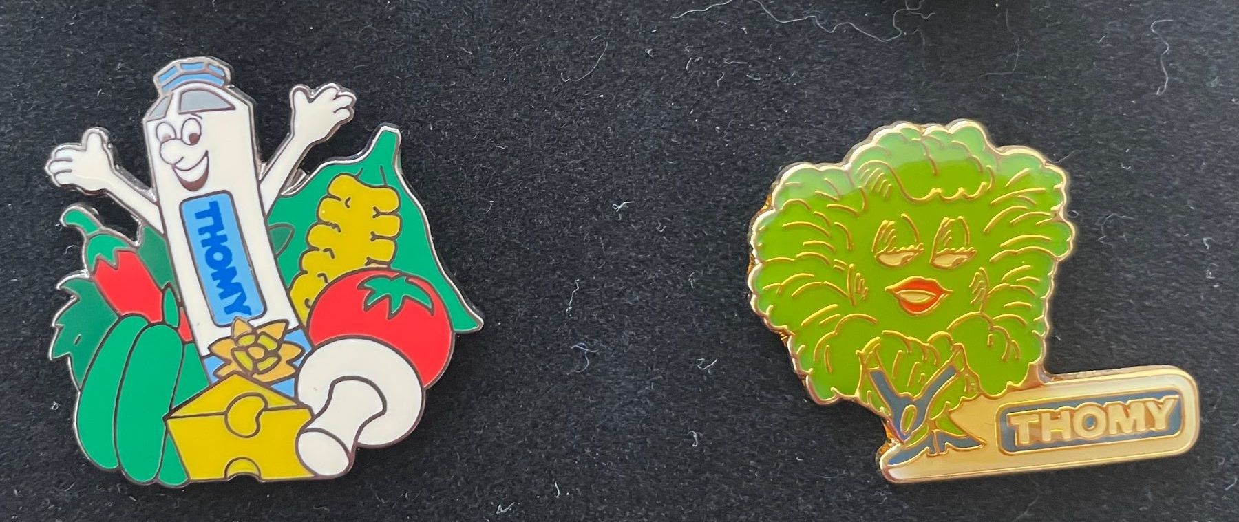 Placchette & Badge: 2 Pins von Thomy - 90er – Nuovo e nell'imballaggio originale da Zell ZH venduto da johsu79