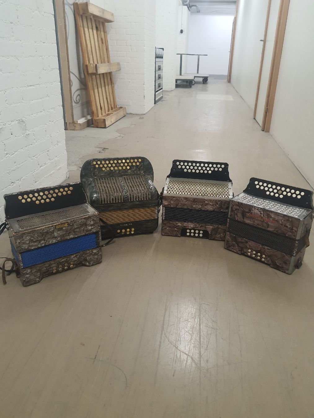 Strumenti musicali: 4 accordéons diatonique 8 basses  – Usato da Pont-de-la-Morge venduto da Mirabelle0 2