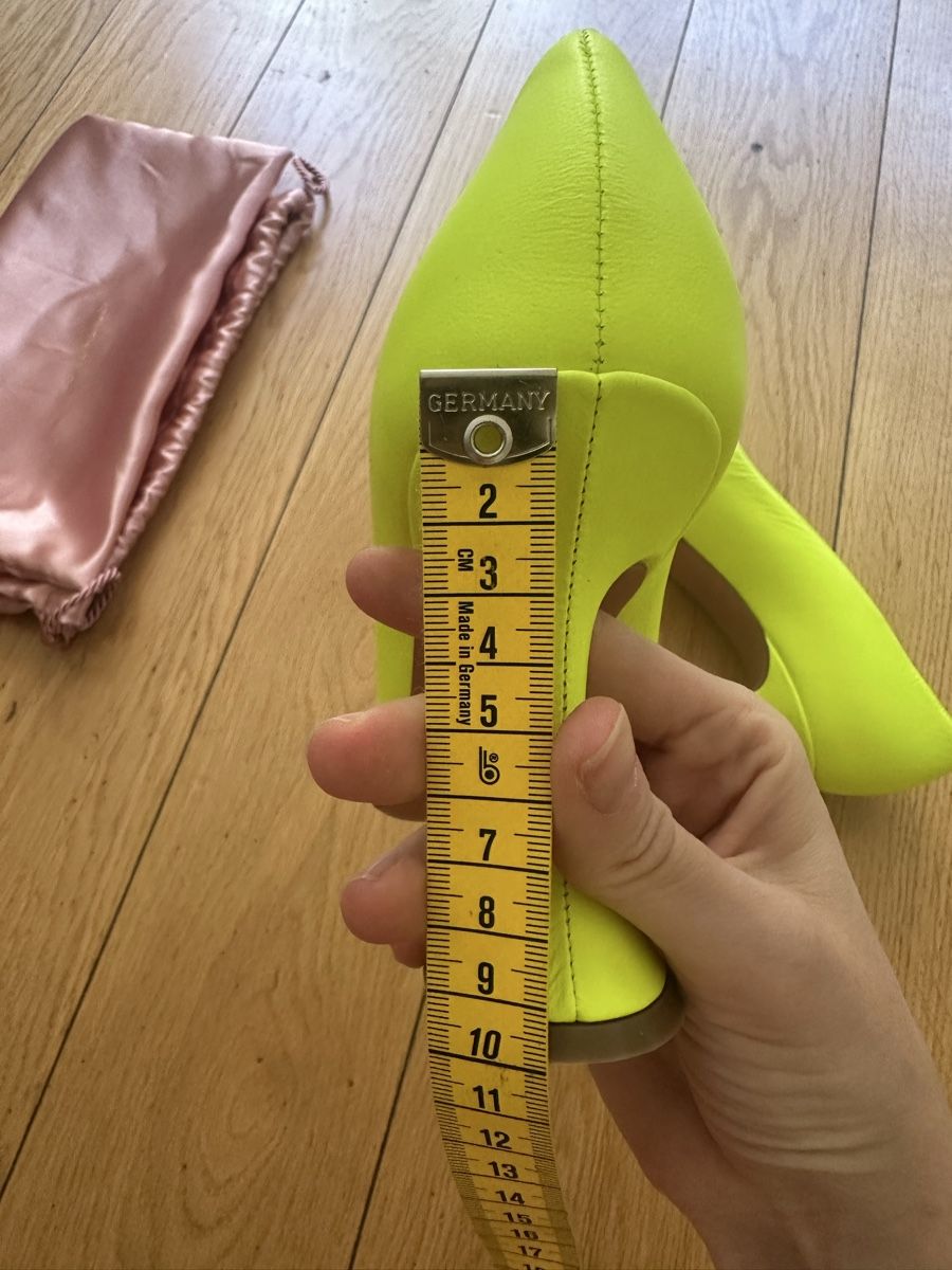 Amina Muaddi Scarpe da donna: Amina Muaddi Neon Yellow Heels, Size 38.5 – Nuovo (secondo la descrizione) da Geneve venduto da iri_dr5s 6