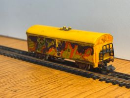 e1634: Güterwagen, auf alt gemacht, mit Graffiti (Spur N)