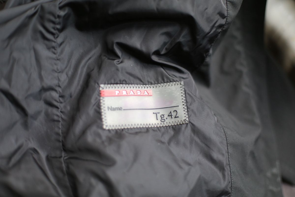 Prada Giacche: Prada Black Belted Jacket - Timeless Style, Size 42 IT – Usato da Zürich venduto da Mariia_burlachenko 6