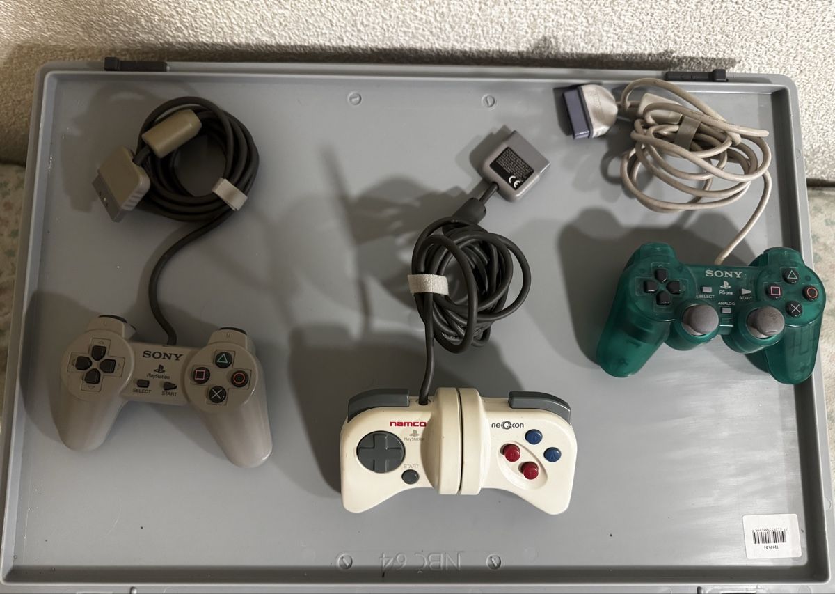 Manettes: 3 Controller  PlayStation Sony e Namco neGcon  – D'occasion à St. Gallen par dis_tpf2 2