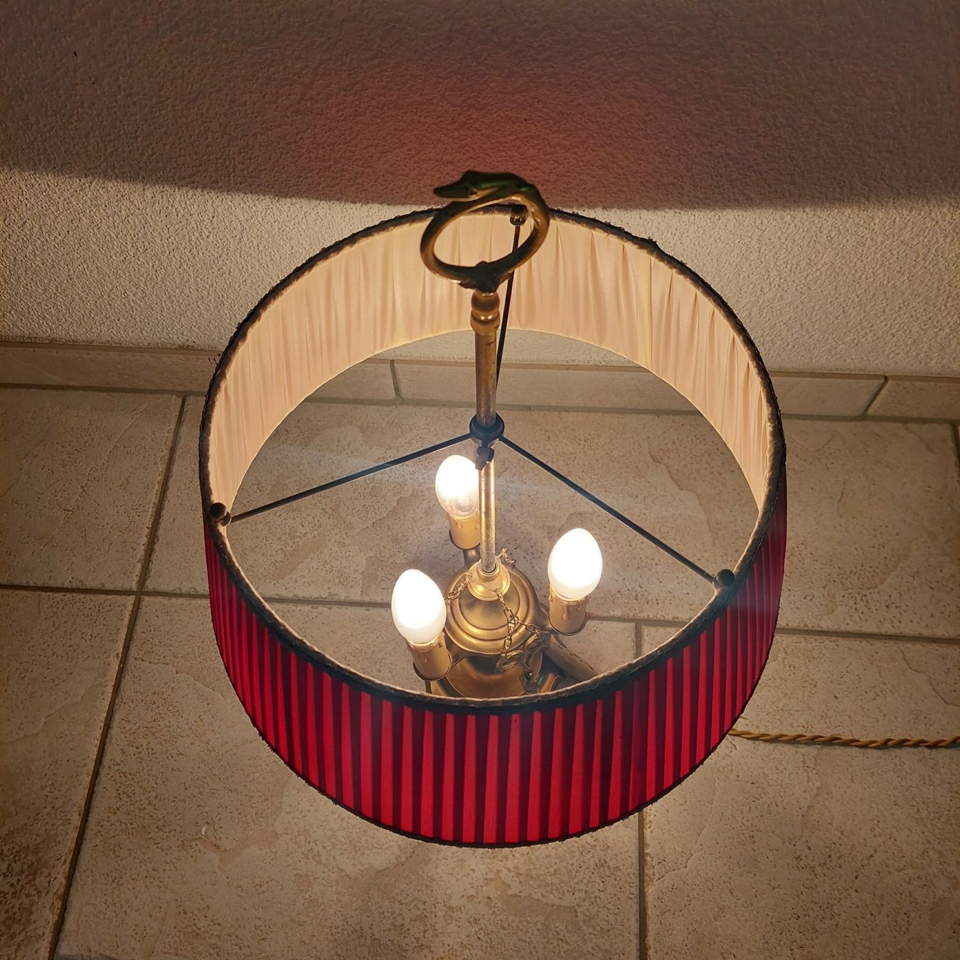 Lampade: Vintage Tischlampe mit rotem Schirm – Usato da Solothurn venduto da Kuma5 2