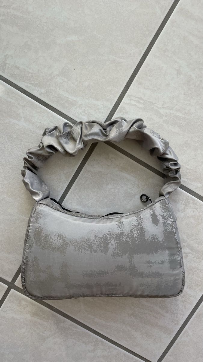Borse da donna: Silver Shoulder Bag - Kata Haratym sample – Nuovo (secondo la descrizione) da Meilen venduto da KatKatHar