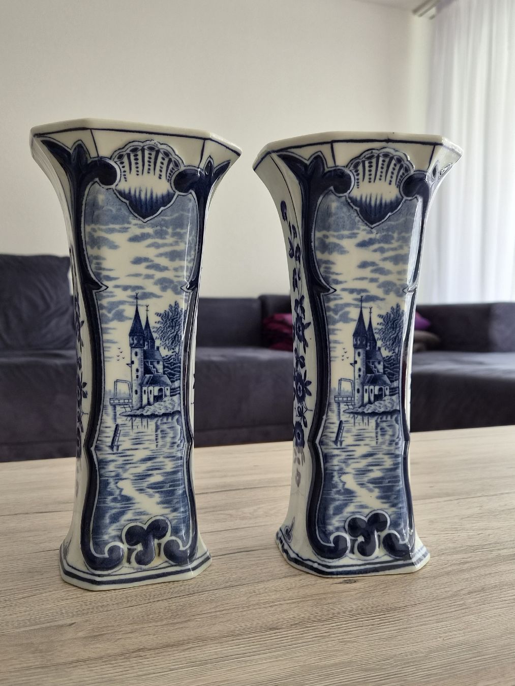 Vasen & Gefässe: Paar antike Delft Blauw Vasen – Handbemalt – Schloss-Szene – Gebraucht aus Bülach von Recherchieren