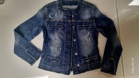 Coole Jeansjacke mit Strass, Grösse S Top Zustand!
