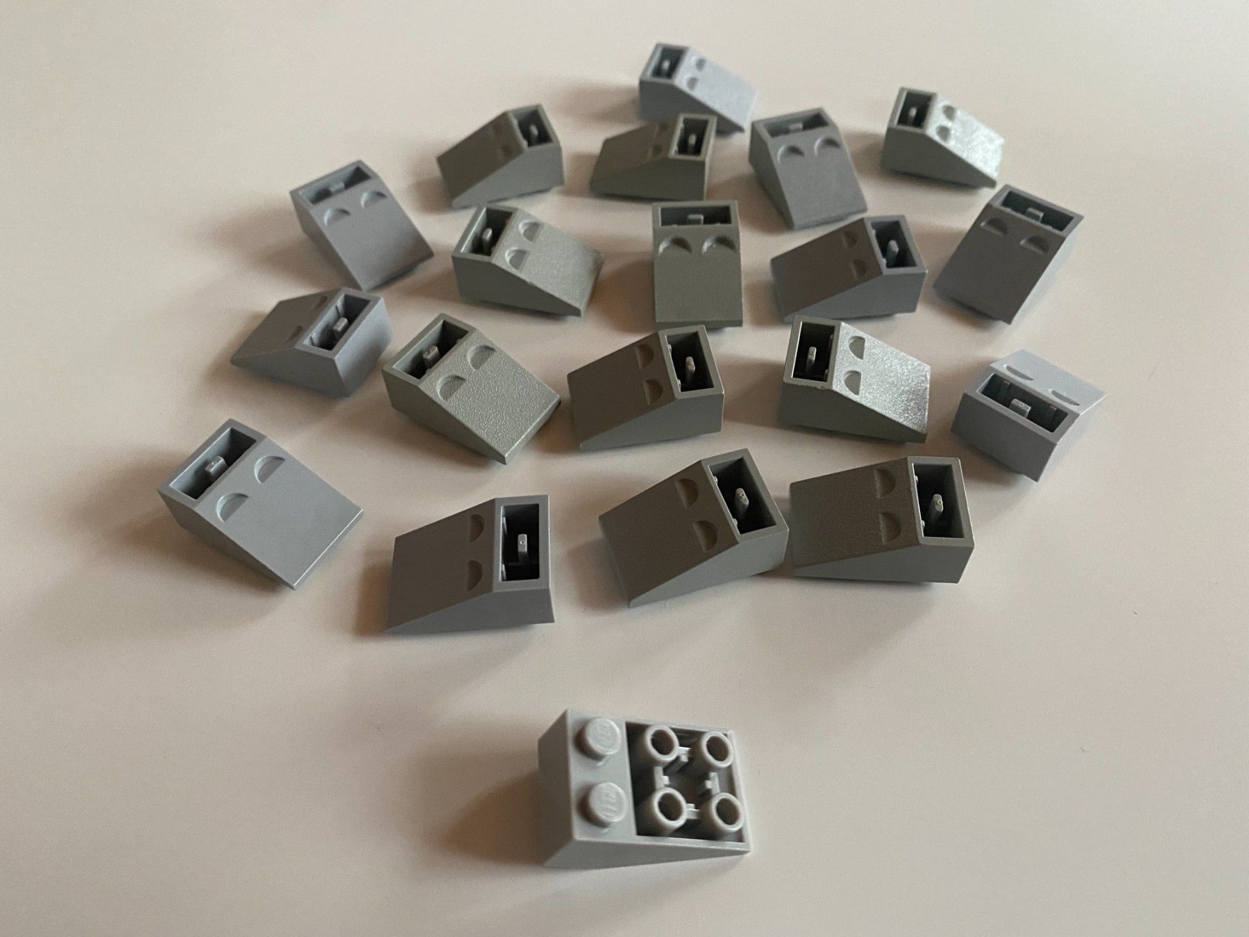 Lego Giocattoli: LEGO - 20 - GRAUE - NEGATIVE - SCHRÄG - STEINE – Usato da Gelterkinden venduto da ajdt4