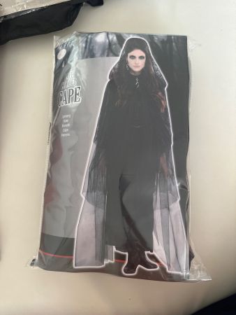 Schwarze Kapuzen-Umhang mit Spitze, neu!