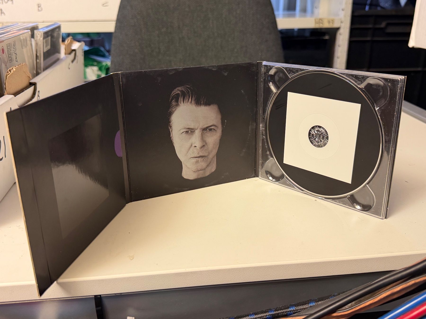 CDs: David Bowie - The Next Day - Deluxe Edition - HB21C – D'occasion à Küsnacht ZH par Jazztilldawn 2