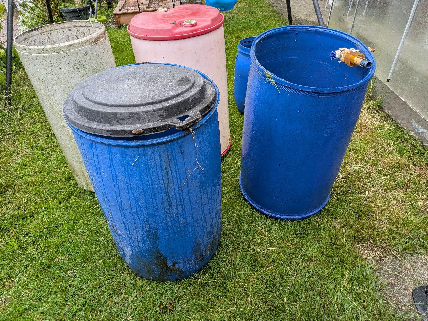Zubehör: Fünf Plastikfässer  – Gebraucht aus Trimbach von ztaylor 1