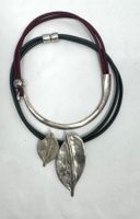 Lot de 2 colliers métal argenté bordeaux et gris