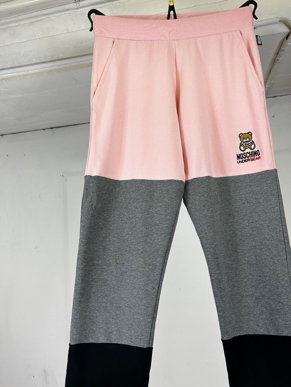 Moschino Leggings: Moschino Leggings, Röhrlhose – Nuovo (secondo la descrizione) da Zürich venduto da ANU-AnimalsNeedUs