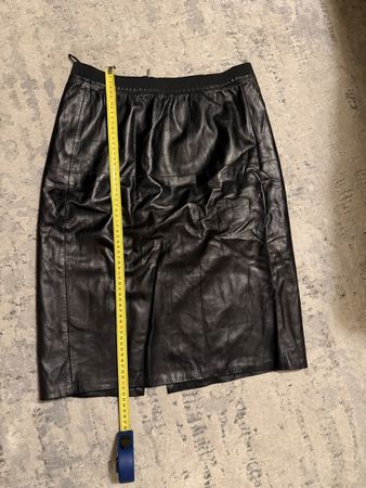 Strenesse Black Leather Skirt, size 40, autumn style.