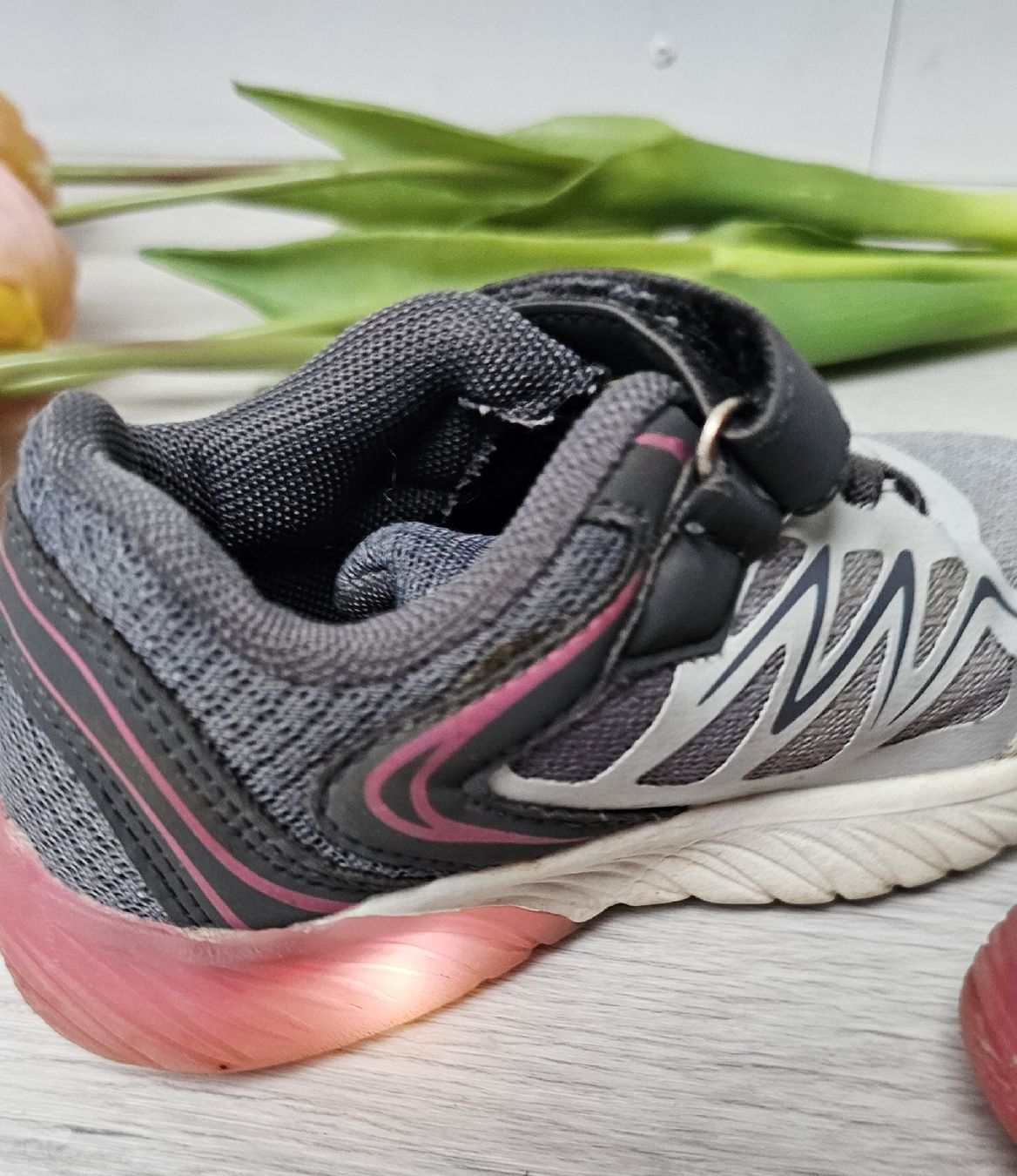 Schuhe für Jungen: Kinder Sneaker mit Licht, Grösse 25 – Gebraucht aus Zufikon von Dadulka79 2