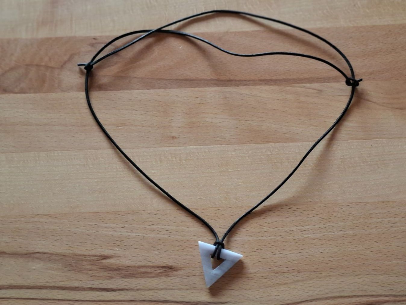 Catenine: Halskette mit Chalcedon-Triangel – Usato da Gattikon venduto da jeansgli