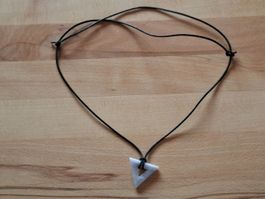Halskette mit Chalcedon-Triangel