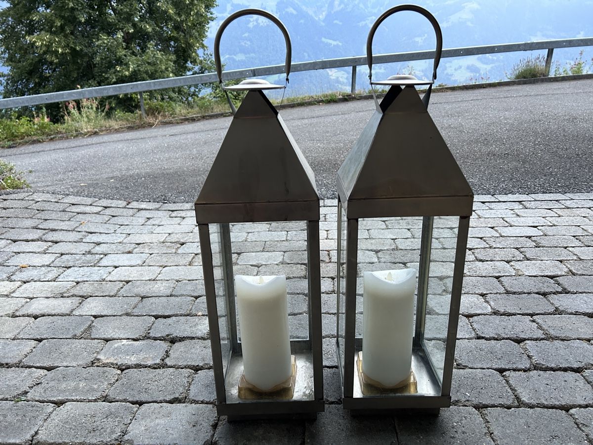 Lanternes: Zwei XXL Laternen mit LED Echtwachskerzen mit Timer  – D'occasion à Beatenberg par nonnkari 1