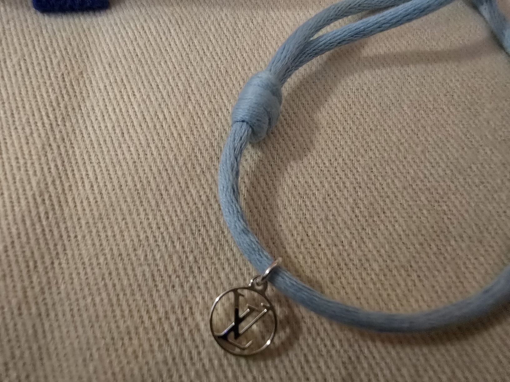 Louis Vuitton Bracciali & Braccialetti: Louis Vuitton Lockit-Armband  Q05171 Blau – Usato da Gattikon venduto da lavric_d 3