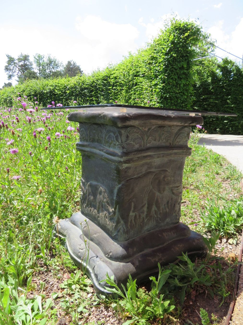 Tavoli: Gartensockel mit Elefantenornamenten – Usato da Reinach BL venduto da WBZ-Flohmarkt