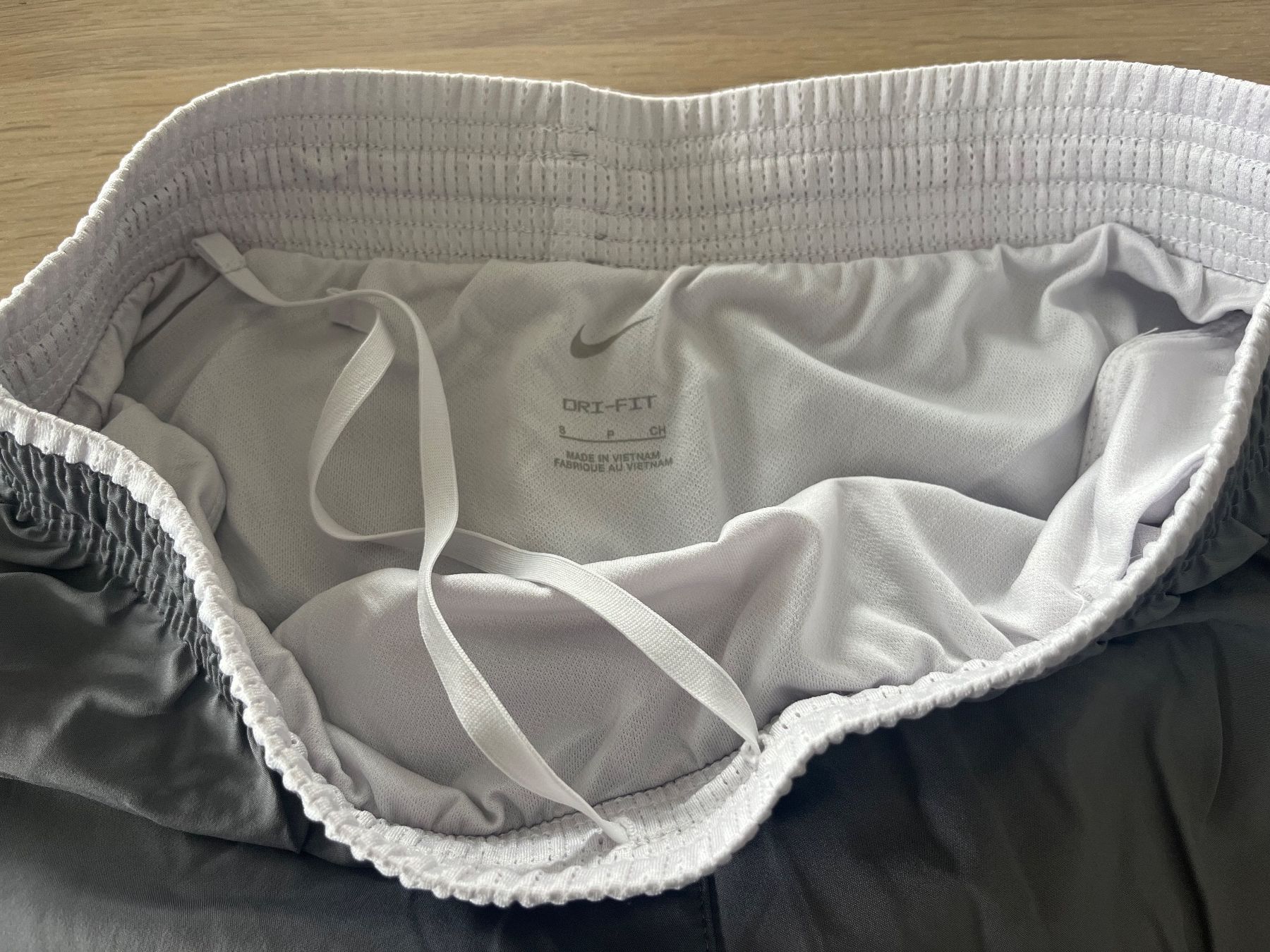 Nike Pantaloni: NIKE Shorts grau Gr. S NP:35-. – Usato da Immensee venduto da Panchi4 4
