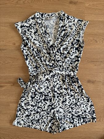 Kurzer Jumpsuit  Grösse S 