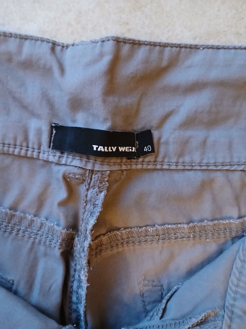 Tally Weijl Pantaloni: Tally Weijl Hose, Grösse 40, grau – Usato da Liestal venduto da piperpa 1