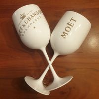 2 Moët & Chandon Gläser aus Acryl, weiss/gold